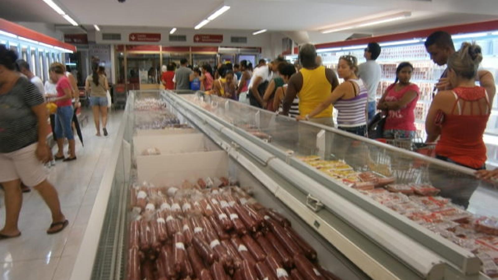 CarnicerÃ­a en el centro comercial Carlos III. (Miriam Celaya)