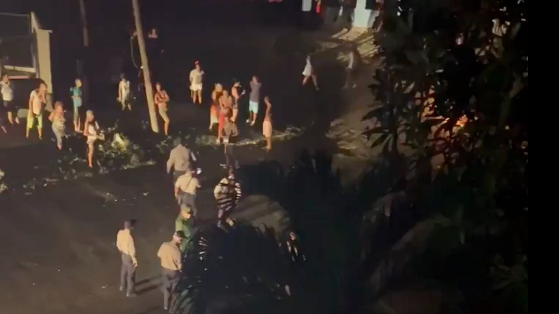 Los vecinos de Lawton se lanzan a la calle por segunda noche consecutiva al grito de "¡Queremos luz!"