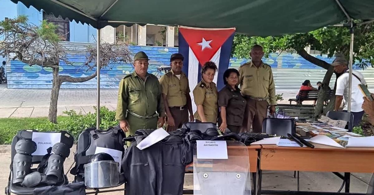 La Policía cubana exhibe los trajes antidisturbios que usó durante la ...