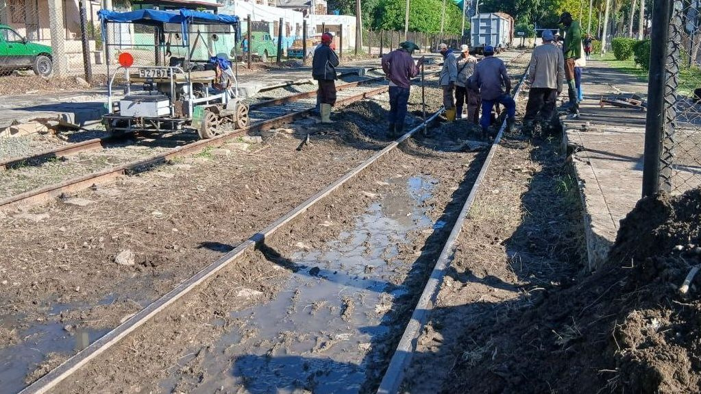 ¿Las aguas negras afectan la línea del ferrocarril?, pues a hacer una zanja