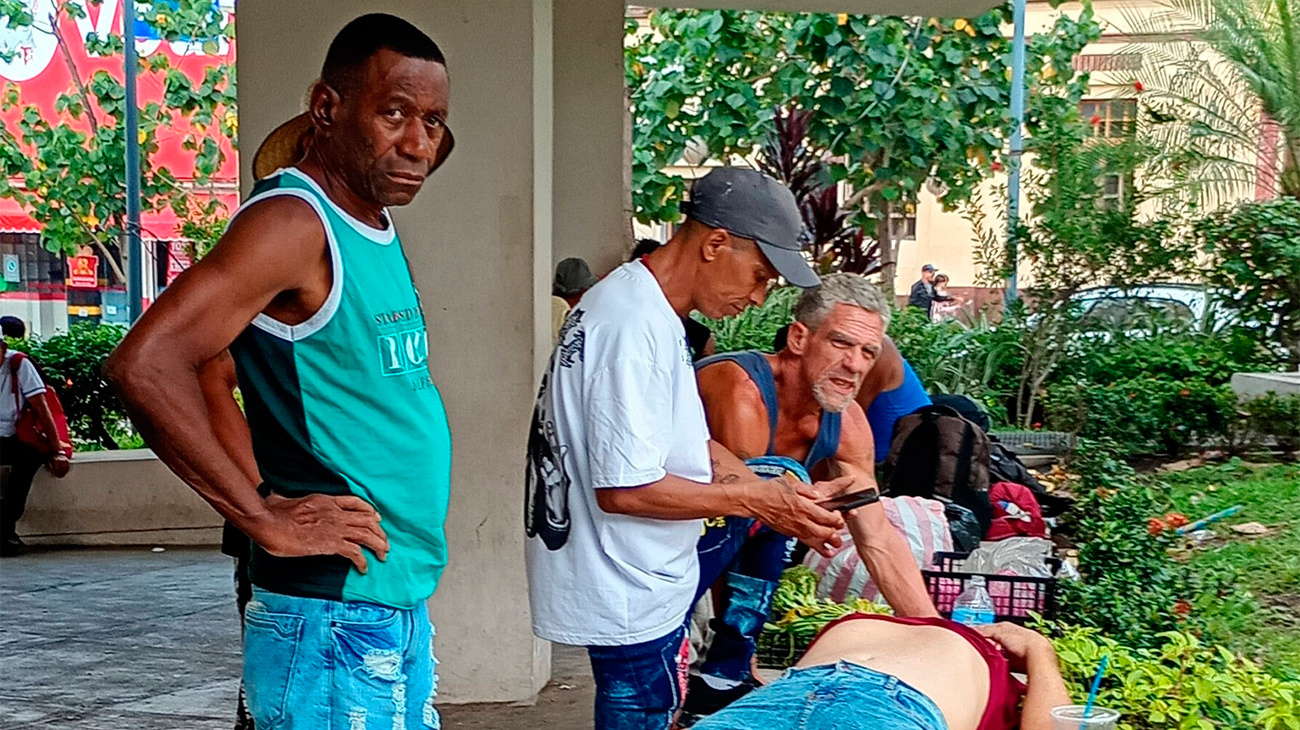 Piden a las autoridades que recojan a los deportados, entre ellos cubanos, que deambulan por Tapachula