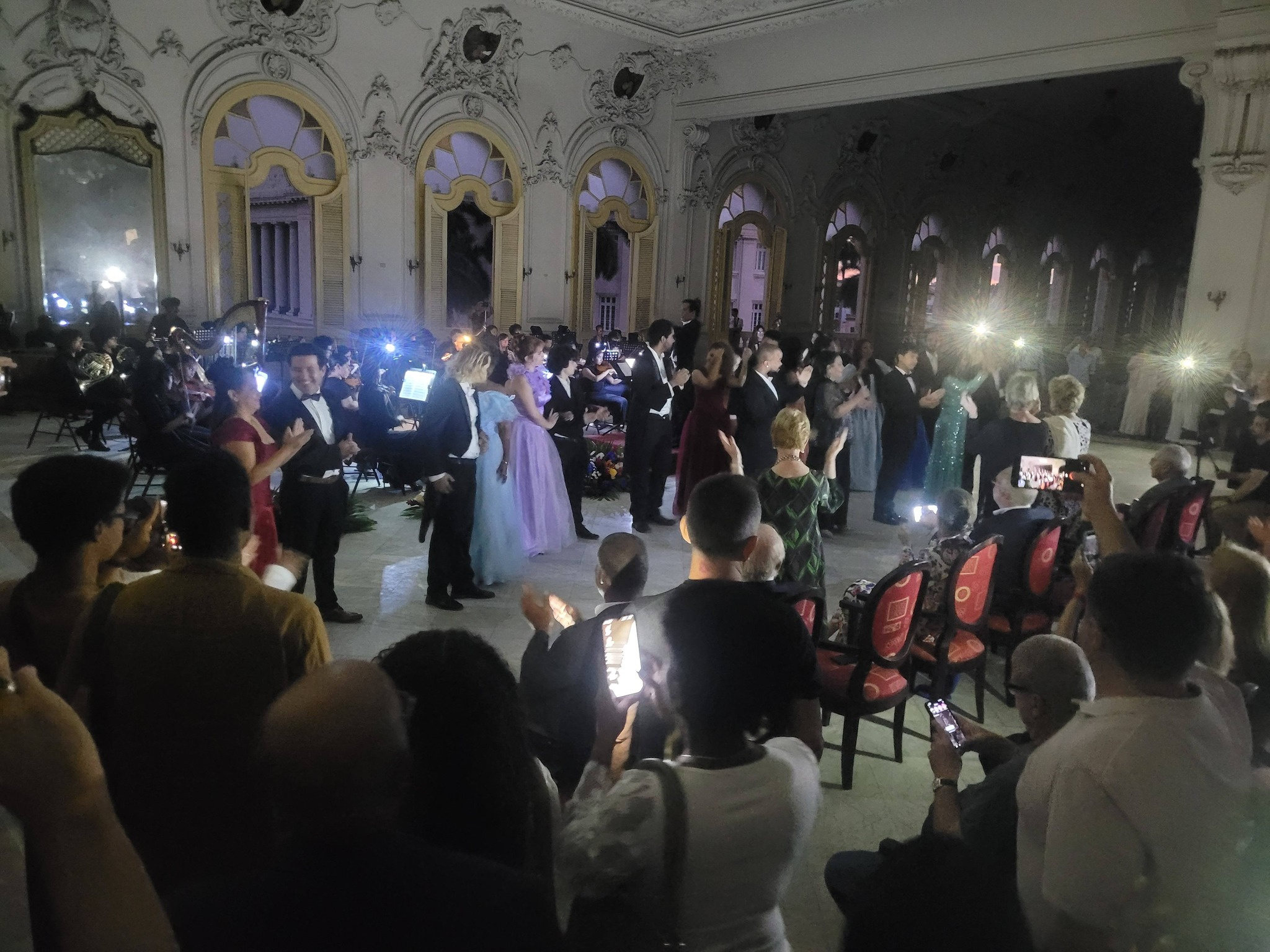 El apagón obliga a los músicos del Gran Teatro de La Habana a dar un concierto en la oscuridad