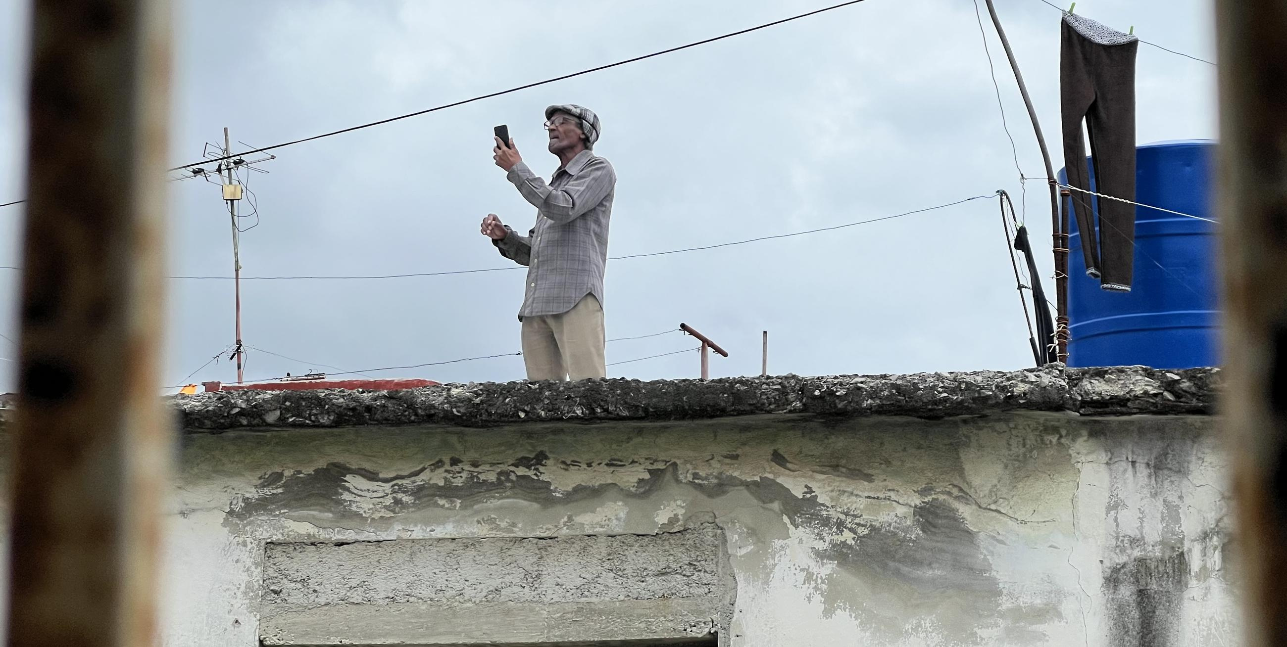 En los tejados de Cuba, a la caza de un rayito de internet