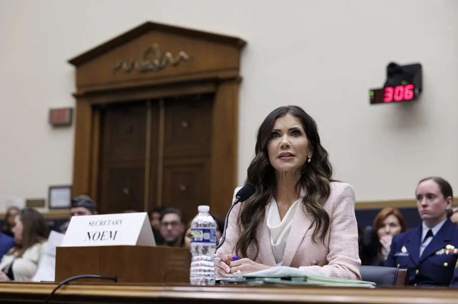 Trump sustituye a la secretaria de Seguridad Nacional tras fuertes críticas por las redadas migratorias