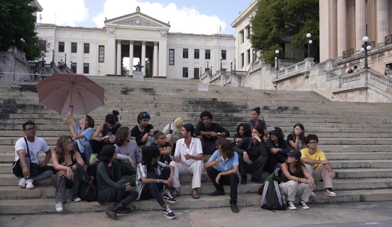 El oficialismo califica de “show mediático” la sentada de los estudiantes de la Universidad de La Habana