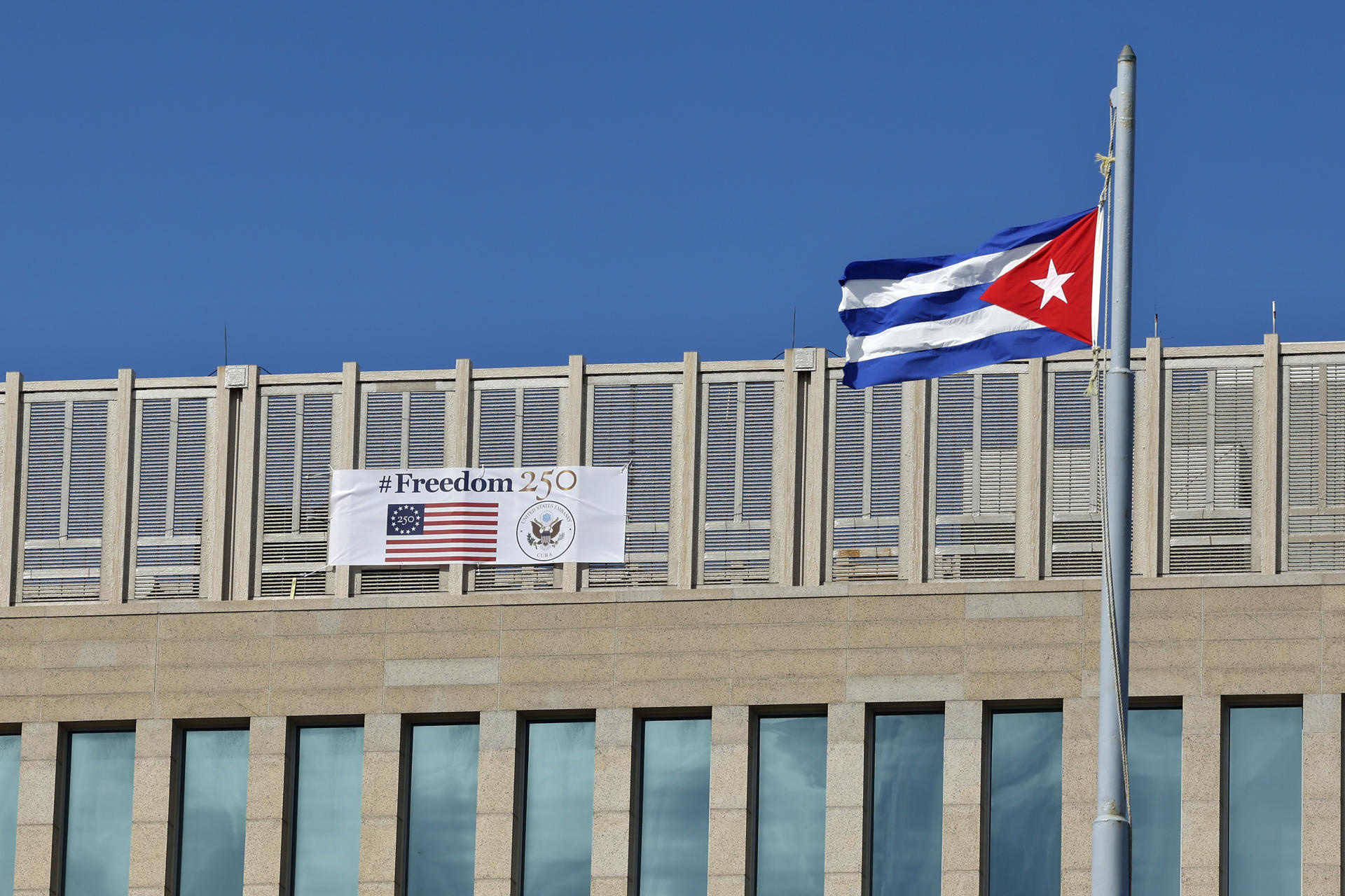 "Freedom", la palabra "libertad" brota en la fachada de la Embajada de EE UU en La Habana