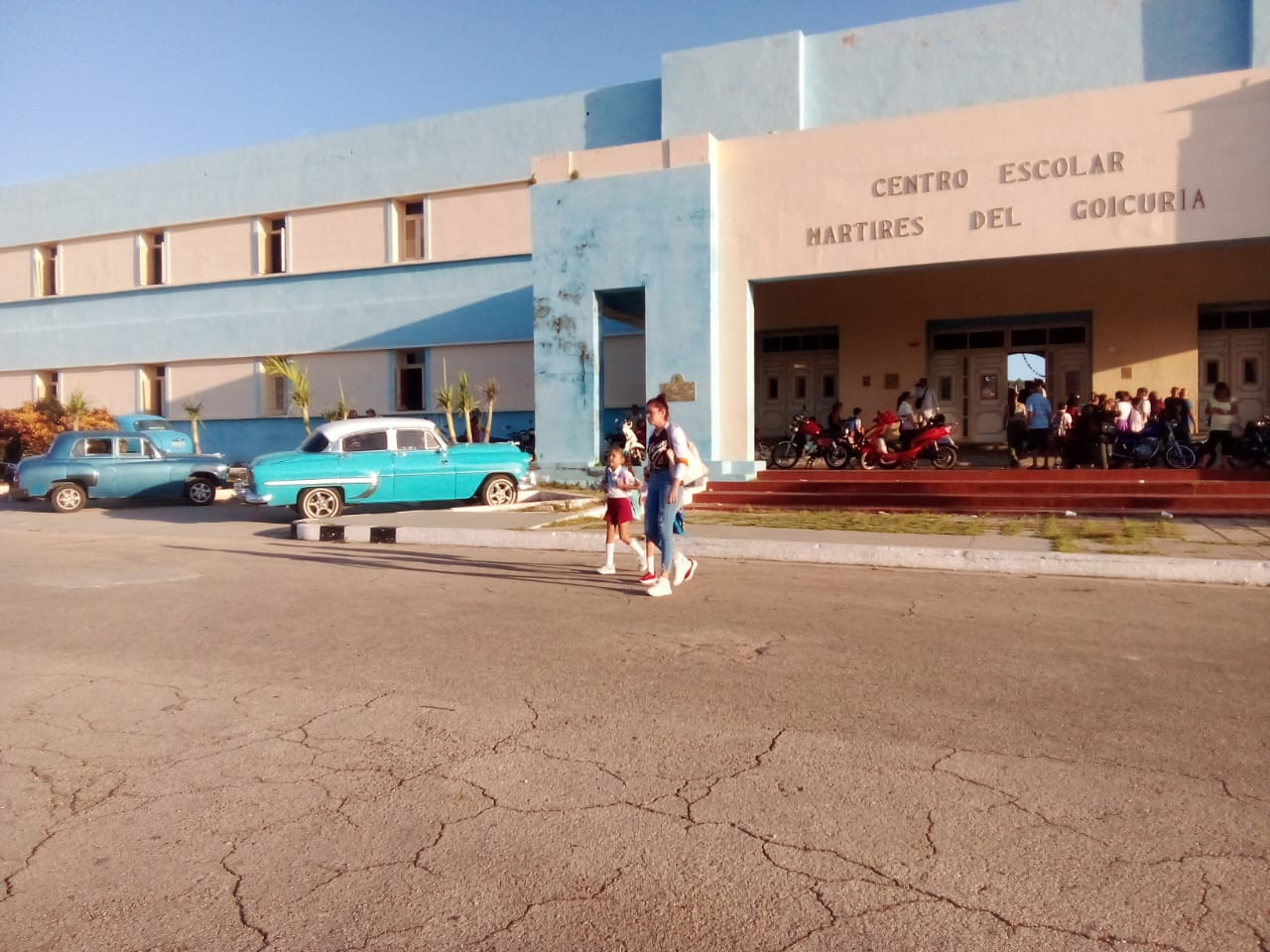 La escuela abre, pero el maestro hay que buscarlo fuera
