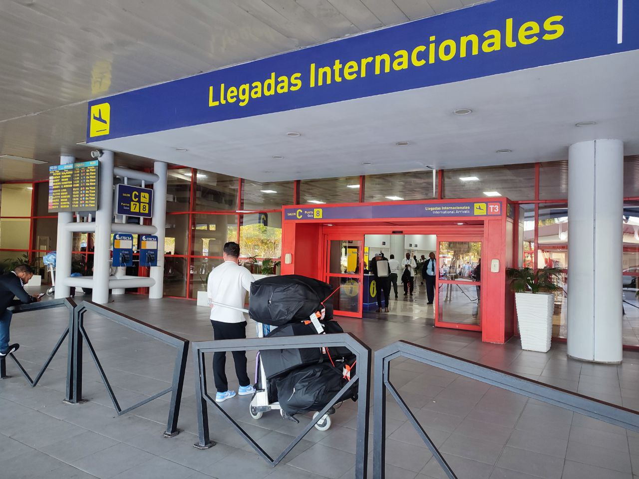 La Aduana autoriza excedentes de importaciones para los particulares y cobrará las tasas en dólares