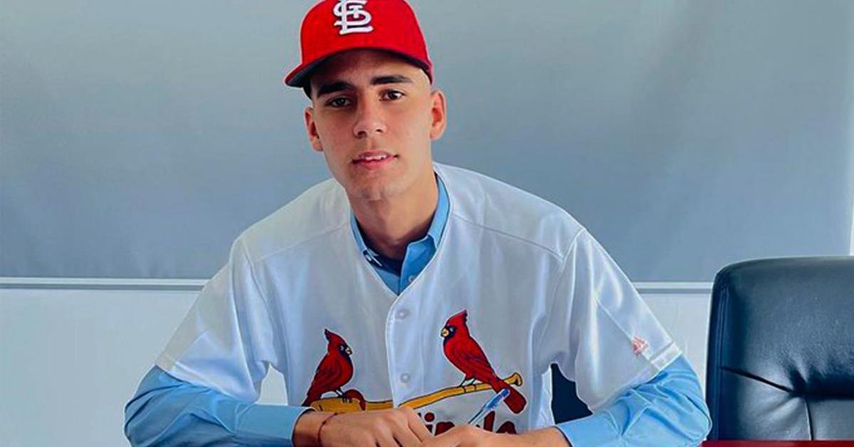 Un pelotero que abandonó Cuba en 2022 es contratado por los Cardinals ...