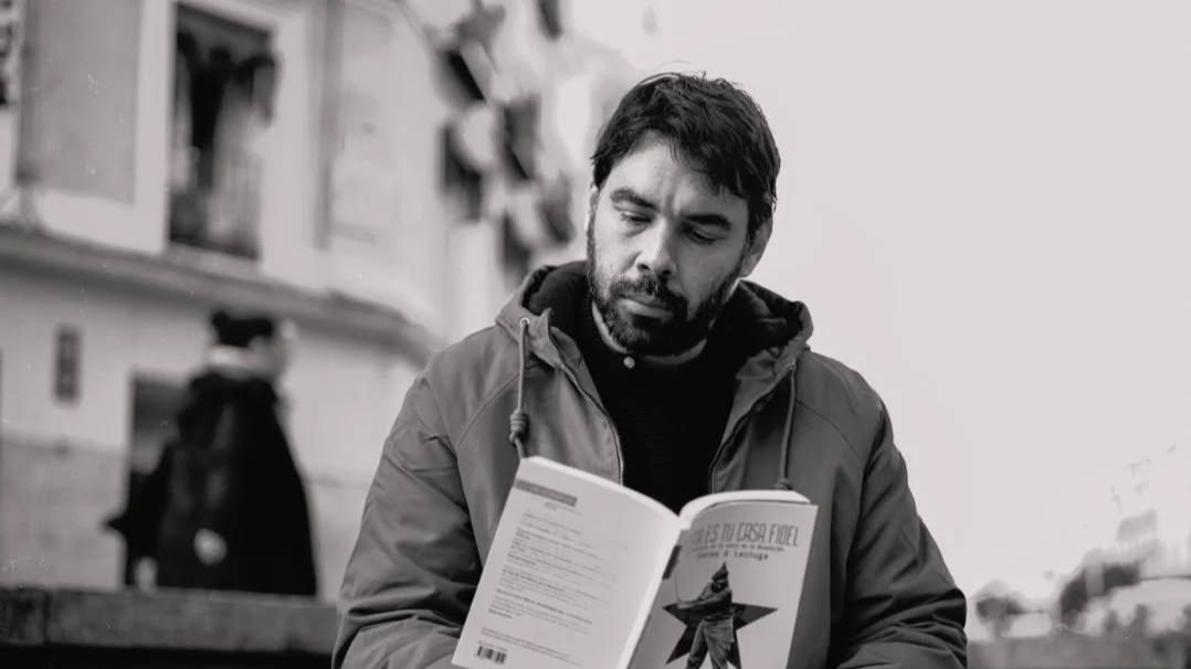 Un perro que se muerde la cola: Carlos Lechuga gana el Premio Kafka de Ensayo / Testimonio 2026