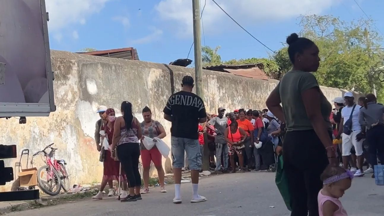 En Guanabacoa, el huevo llega escoltado por policías y no alcanza para todos