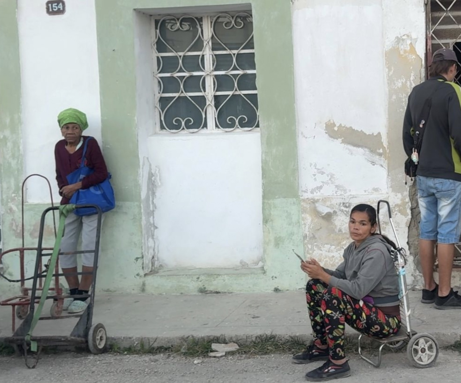 Las colas se desbordan en La Habana para comprar balitas de gas licuado