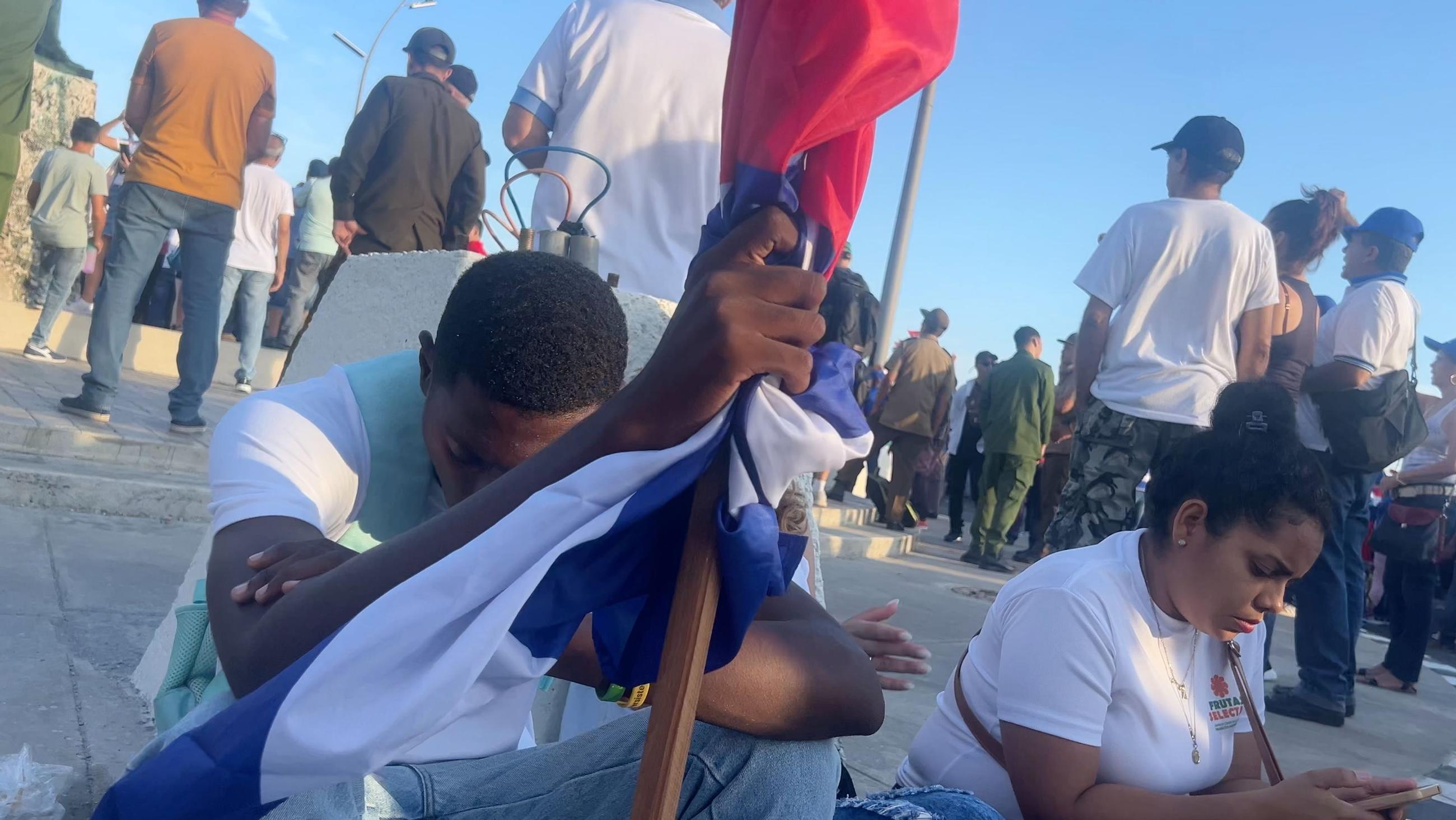 Una población agotada y acarreada asiste al acto en defensa de Raúl Castro en La Habana