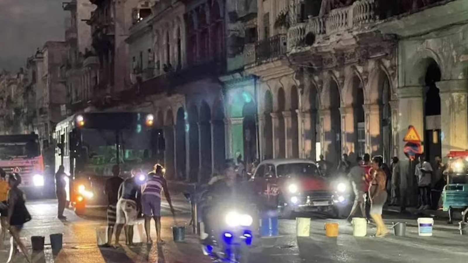Este martes, en Centro Habana, un grupo de personas con cubos protestó por la falta de agua y cortó la calle Reina.