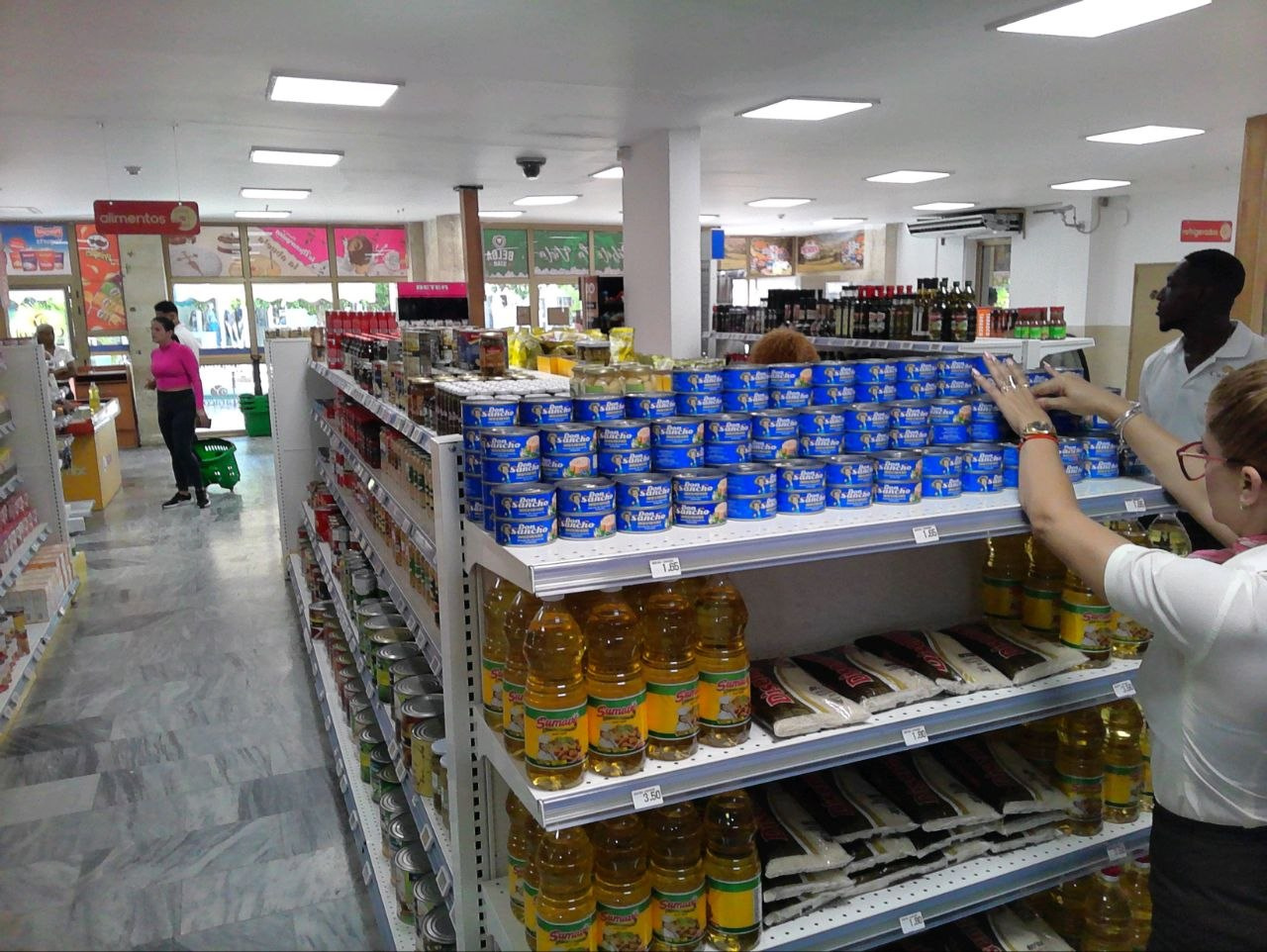 Sistema informático averiado y precios ‘vip’ en la nueva tienda en dólares del hotel Comodoro