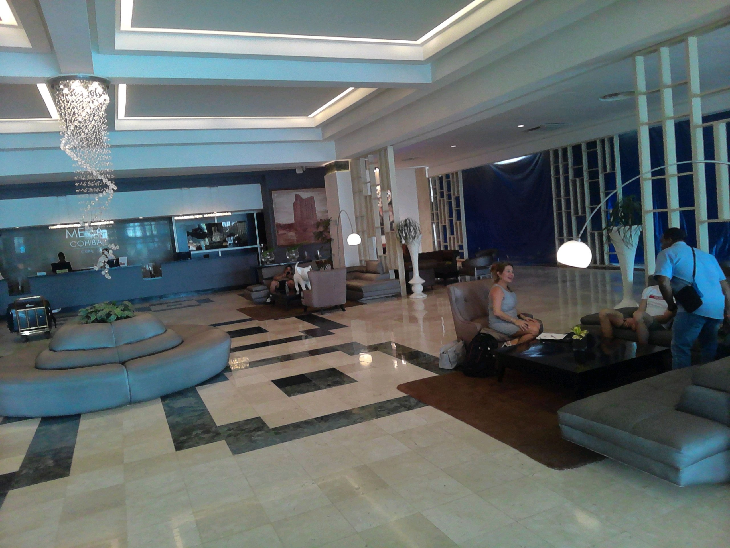 Turistas y cubanos adinerados se concentran en el Meliá Cohiba, uno de los pocos hoteles aún abiertos