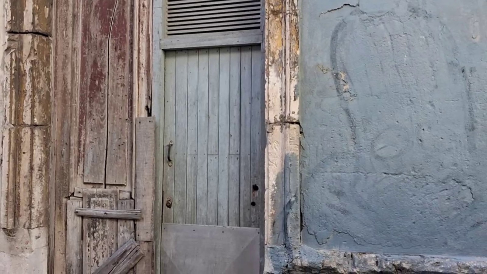 Del piso superior, derrumbado hace años, asoman unas vigas oxidadas. Es la casa del artista Luis Manuel Otero Alcántara.