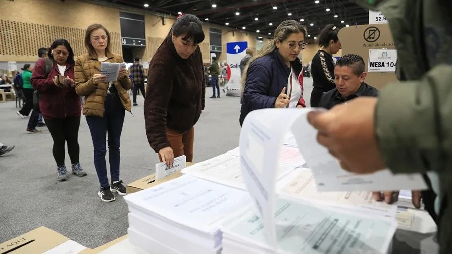 Los colombianos escogen este domingo su nuevo presidente, entre el derechista De la Espriella y el izquierdista Cepeda