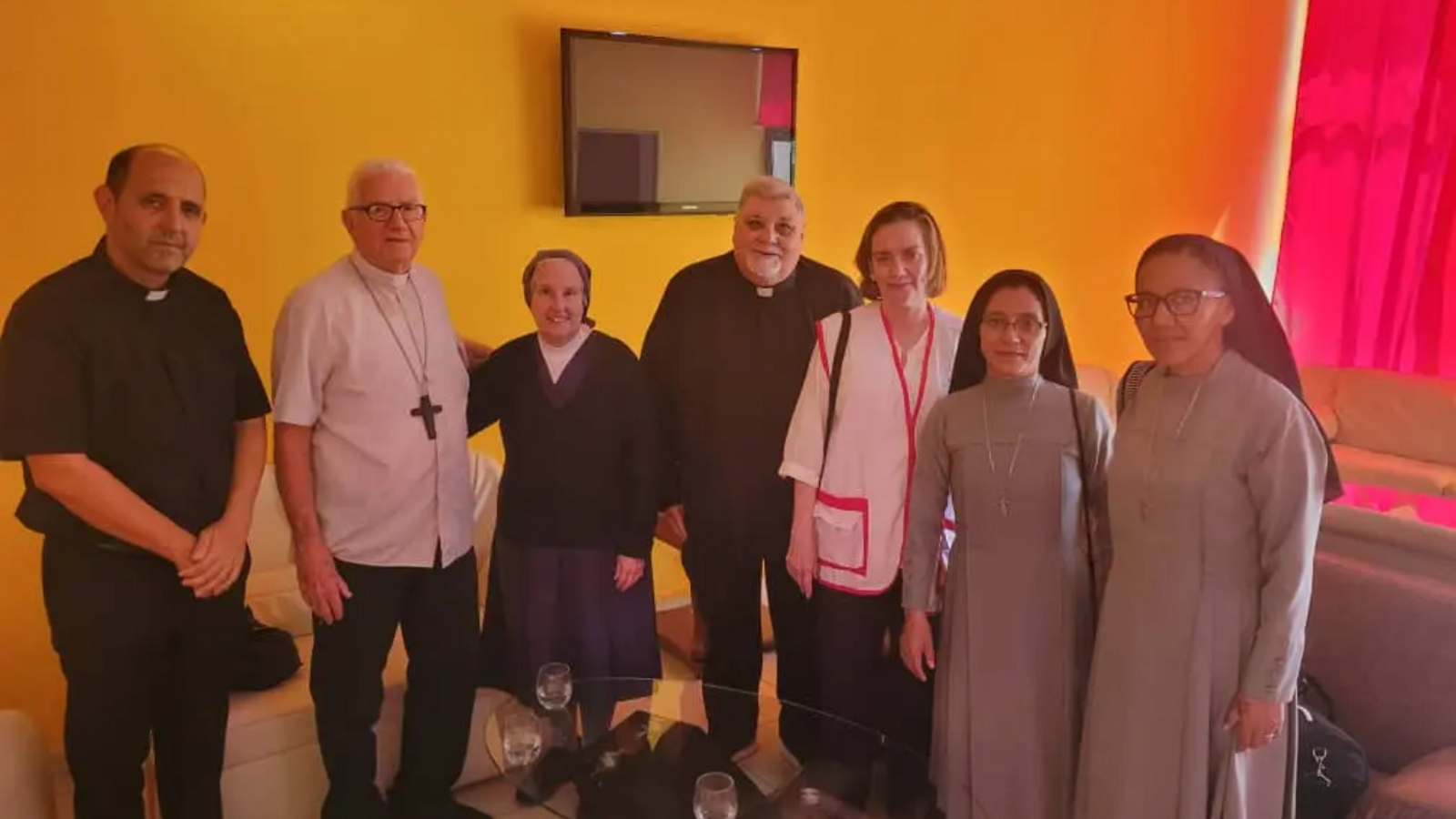 El cargamento llegó acompañado por dos representantes de la arquidiócesis de Miami: Joaquín Espino, rector de la Ermita de la Caridad, y Sor Eva Puelles, religiosa de las Hijas de la Caridad,