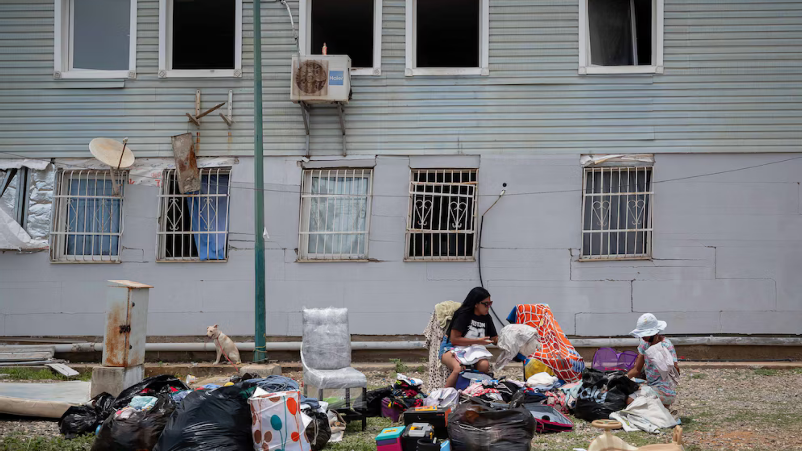 Personas fueron captadas este 28 de junio al esperar frente a un edificio afectado por los terremoto del pasado miércoles, en Catia La Mar.