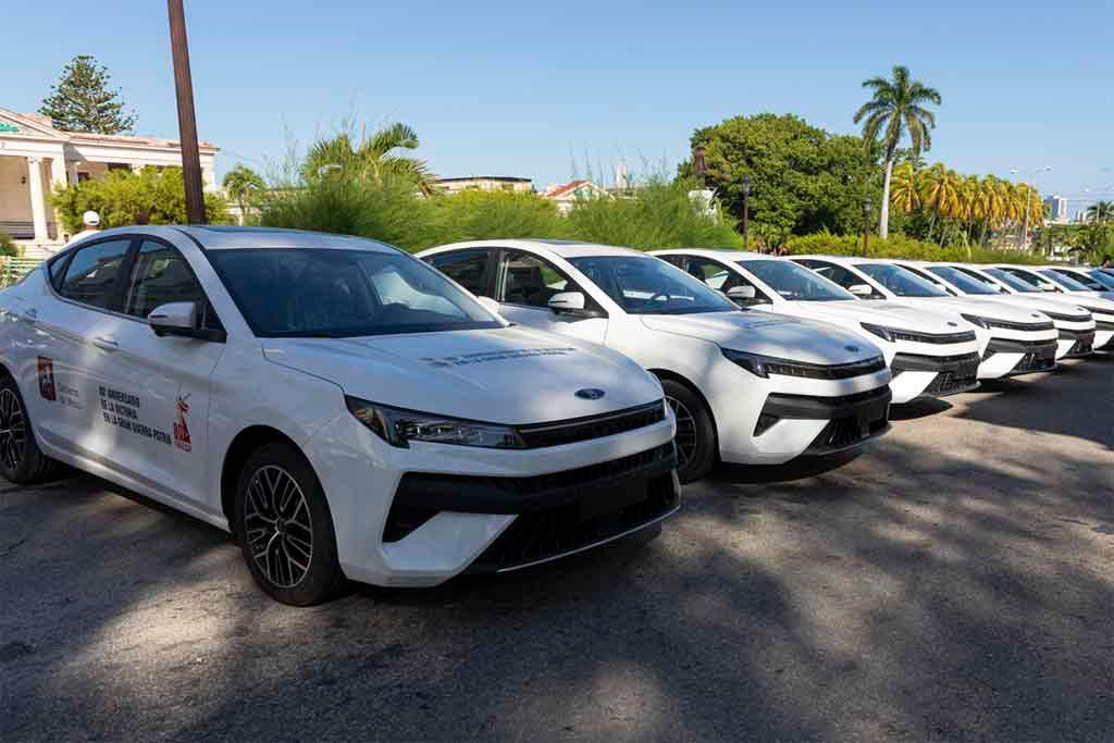 10 modern Moskvitch are already circulating in Havana, another gift from Moscow
