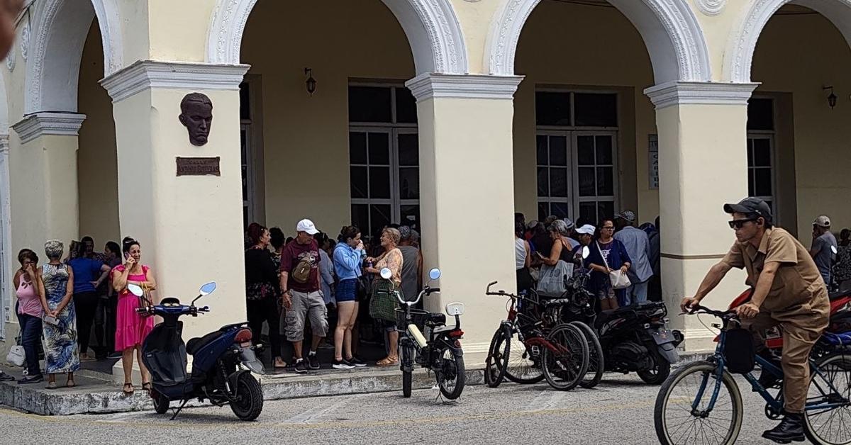Photo: 14ymedio Cuba Cooking Oil Shortages Spark Police Intervention Amid Price Controls