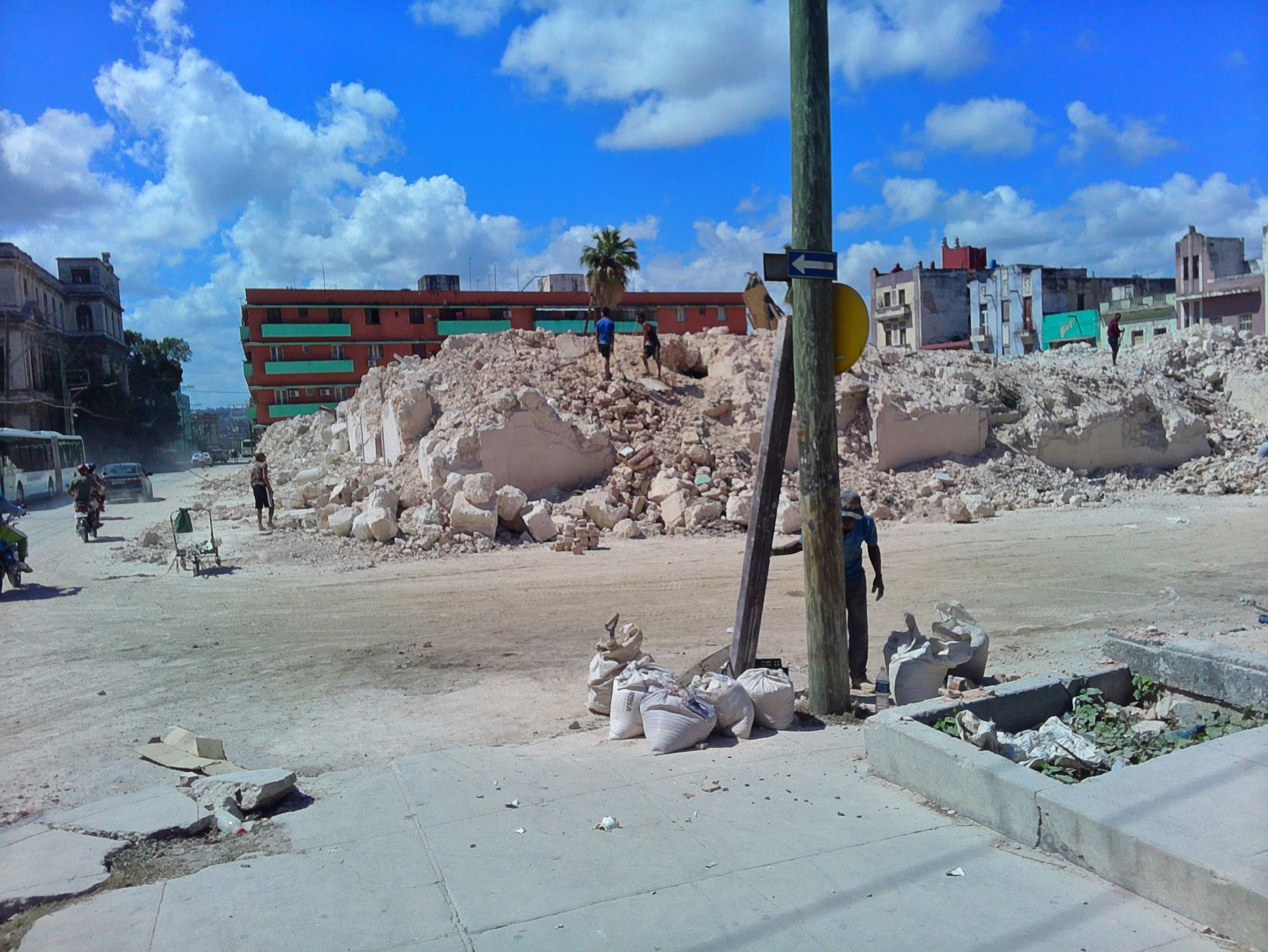 Los restos del ISDi en La Habana, cantera ilegal de material de construcción