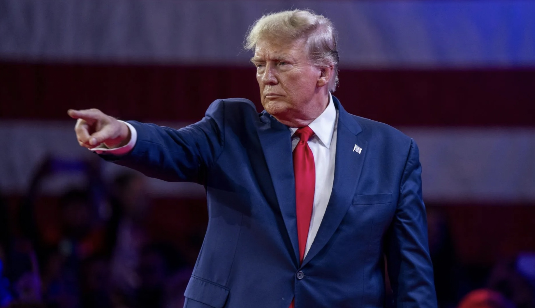 Trump dice ahora que subirá el nuevo arancel global a un 15%