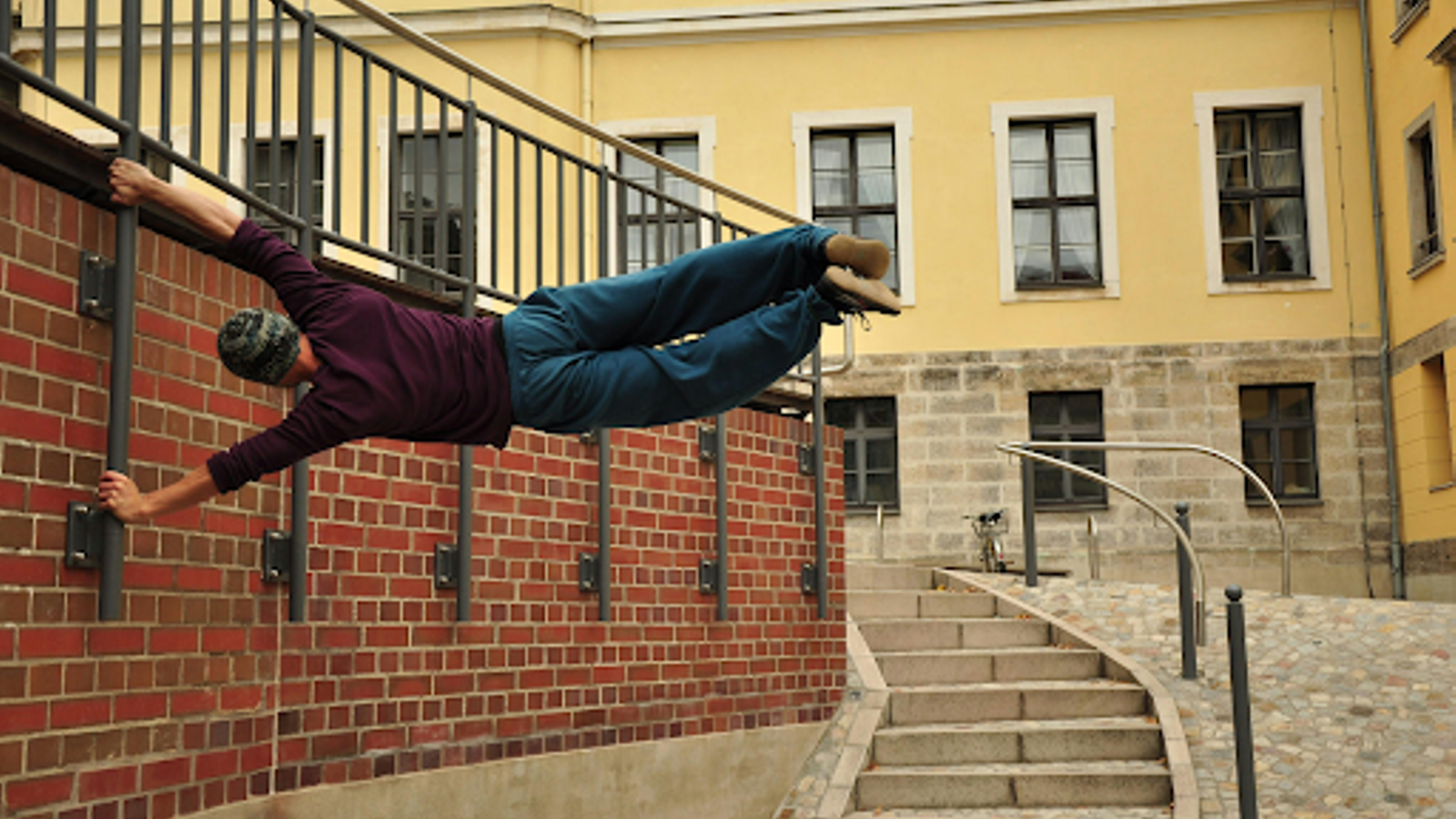 El parkour se practica con mayor frecuencia en entornos urbanos adecuados, donde es posible correr y saltar sin molestar a los demás.
