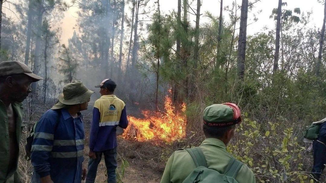 El incendio de gran magnitud en Pinar del Río ha devorado 1.700 hectáreas y sigue fuera de control