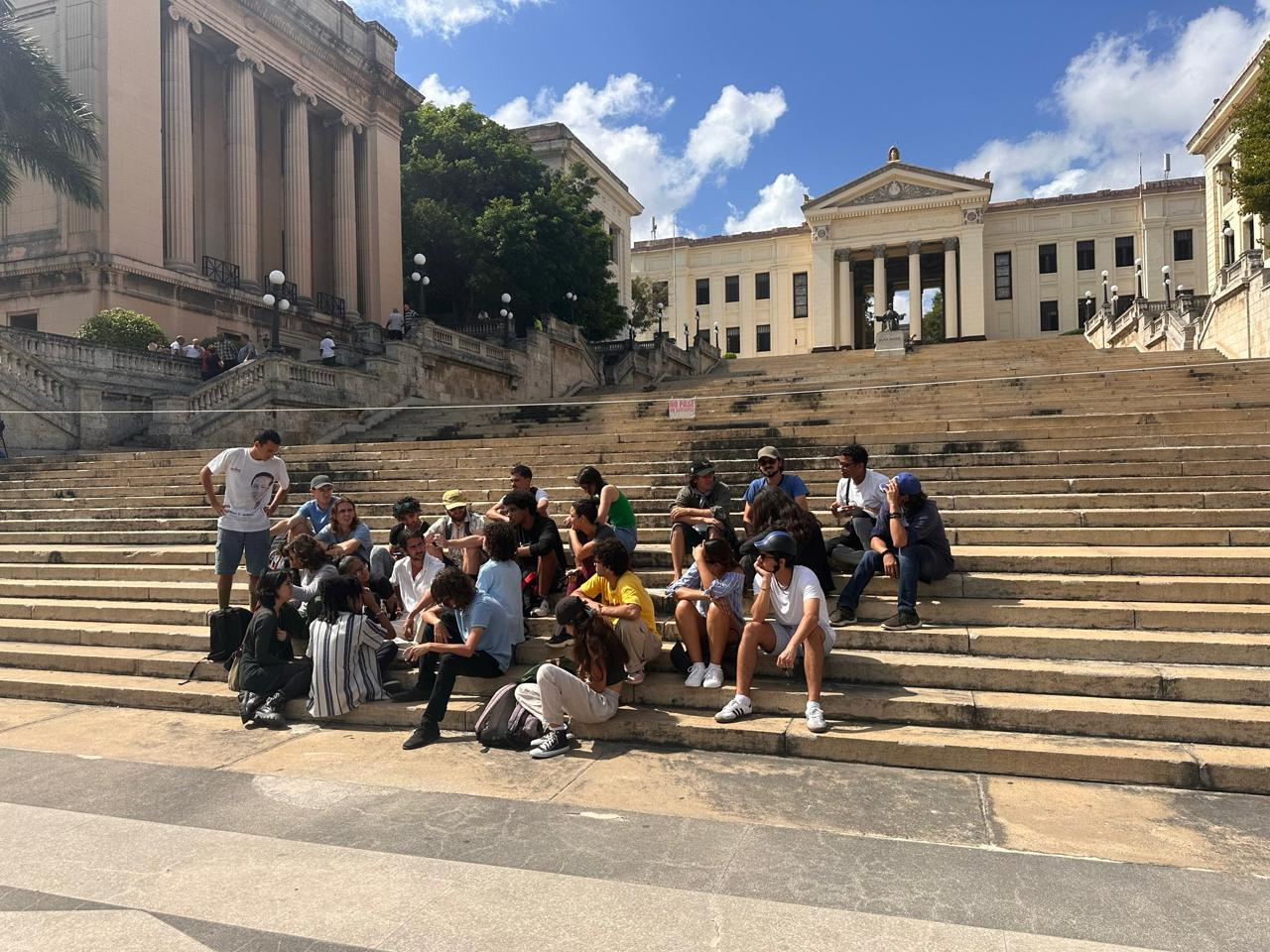 La Seguridad del Estado prohíbe una sentada de estudiantes en la escalinata de la Universidad de La Habana