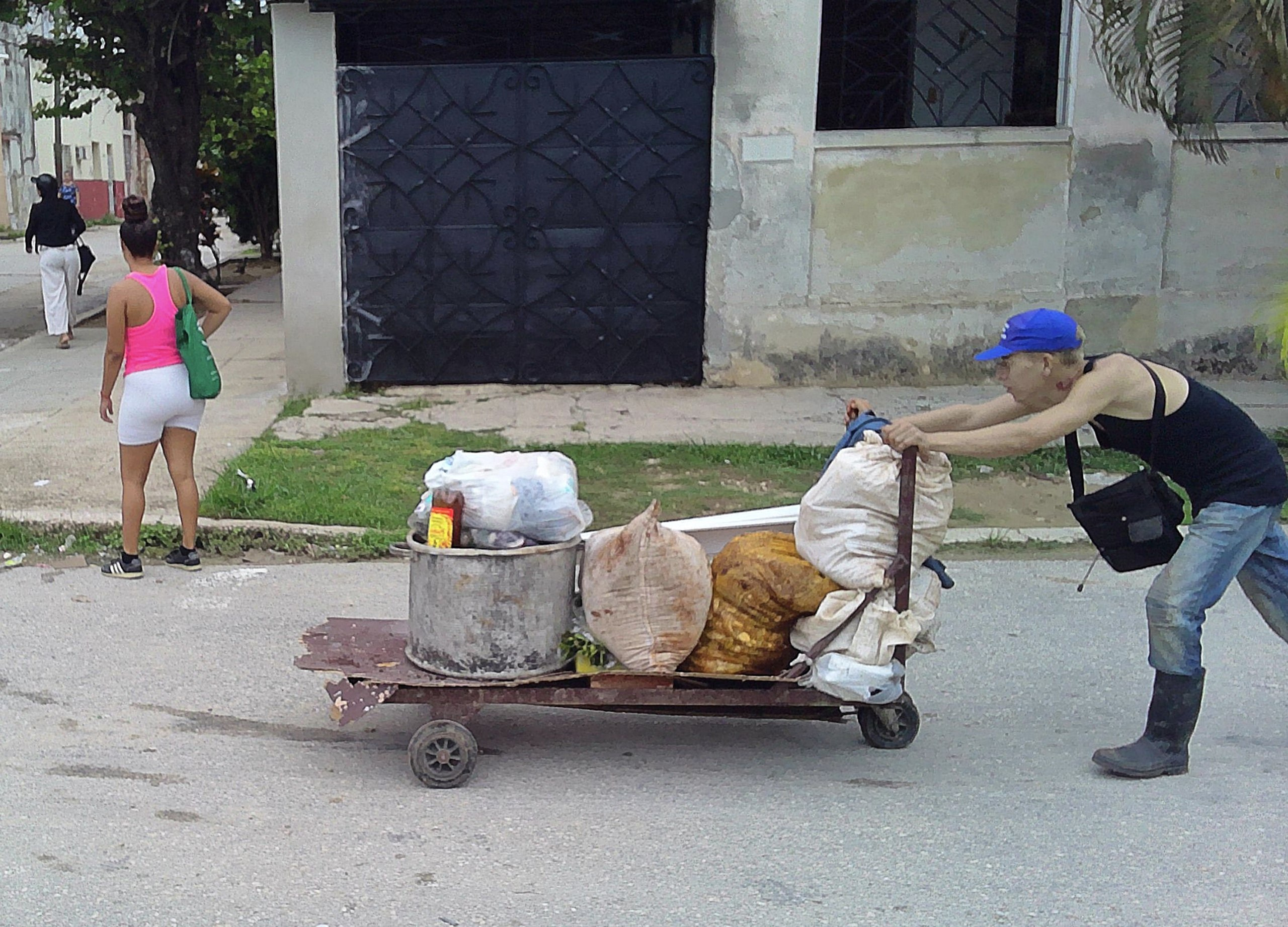 Vivir de la basura: los más pobres recolectan desechos en los barrios de La Habana
