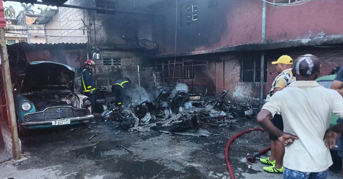 Un incendio en La Habana destruye 12 motos y dos autos