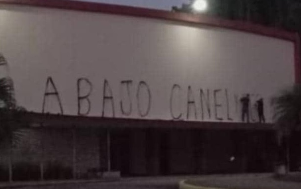 "Abajo Canel", en letras gigantes en la Universidad Central de Las Villas