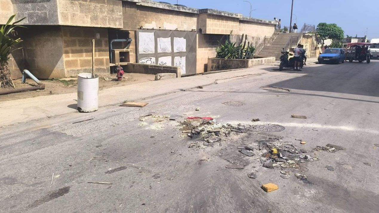 Cenizas en las calles tras otra noche de apagones y protestas en La Habana