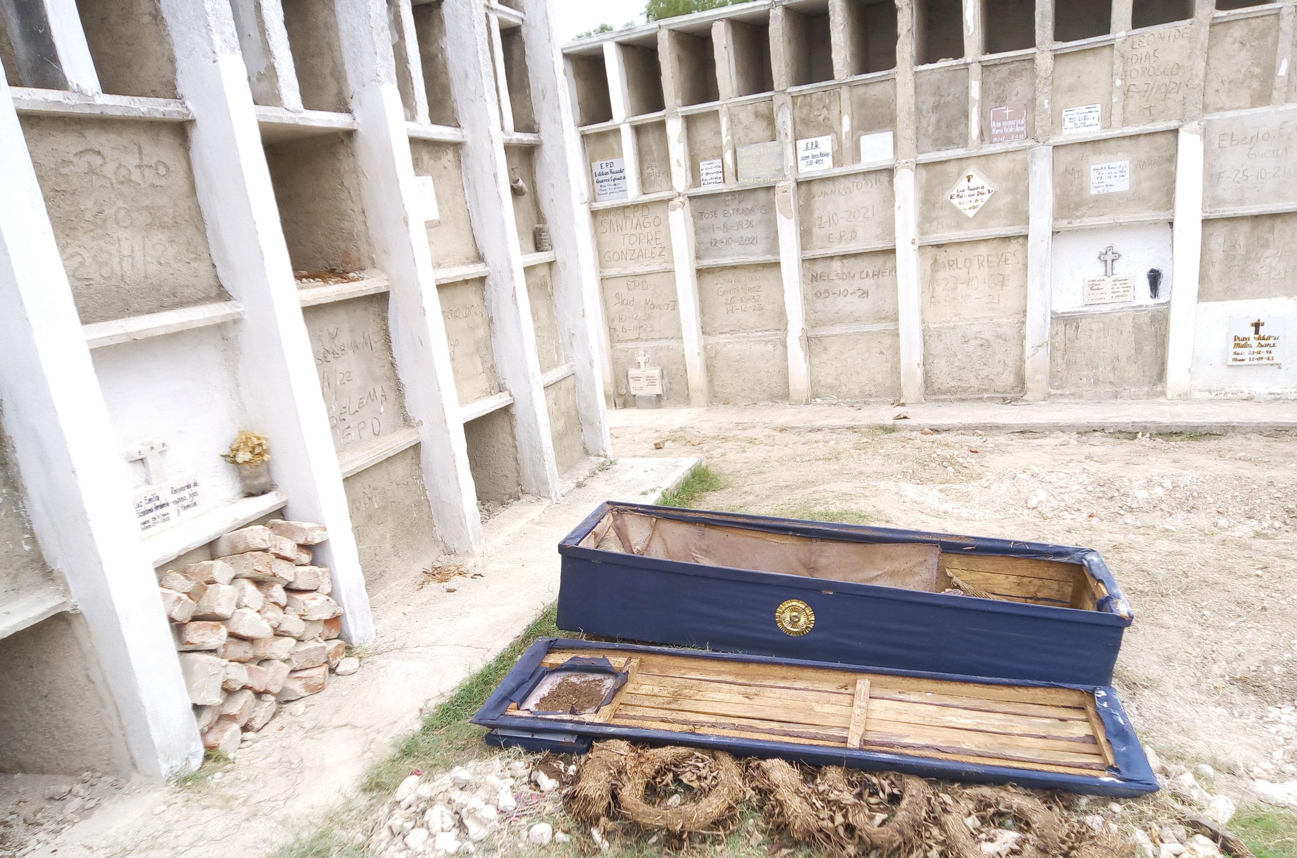 La artista Camila Lobón y Alex Otaola denuncian el robo de los restos de sus familiares en Camagüey