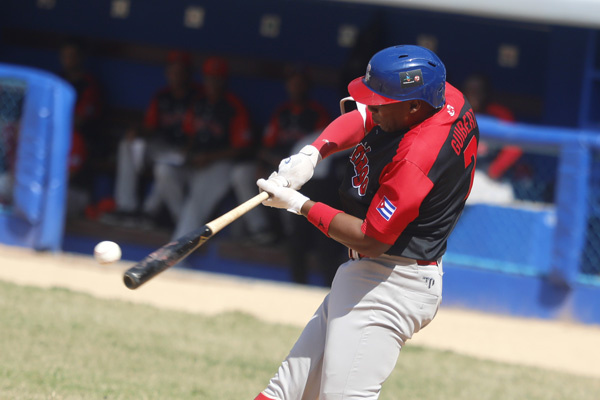 Un pelotero denuncia la desidia de la Federación Cubana de Béisbol para promover a sus figuras