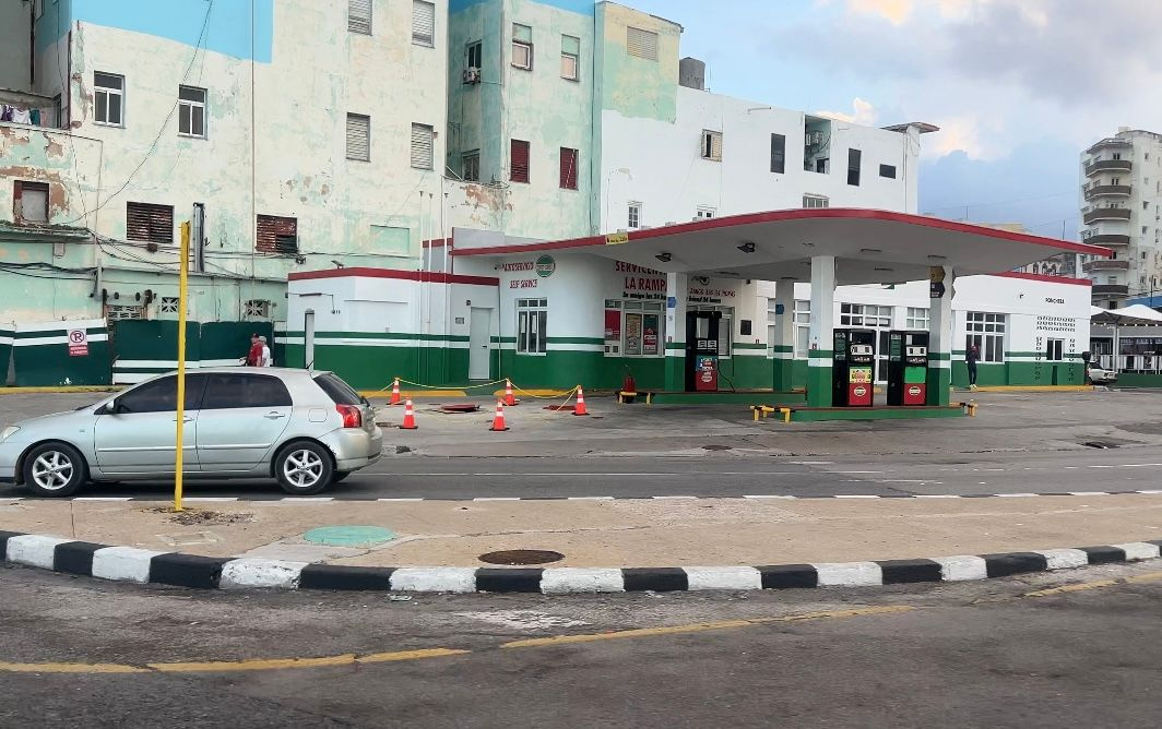 Los cubanos compran en dólares y a cuentagotas los últimos litros de gasolina