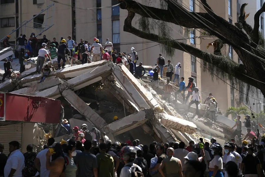 Más de 130 muertos, hospitales desbordados y toques de queda por el terremoto en Colombia