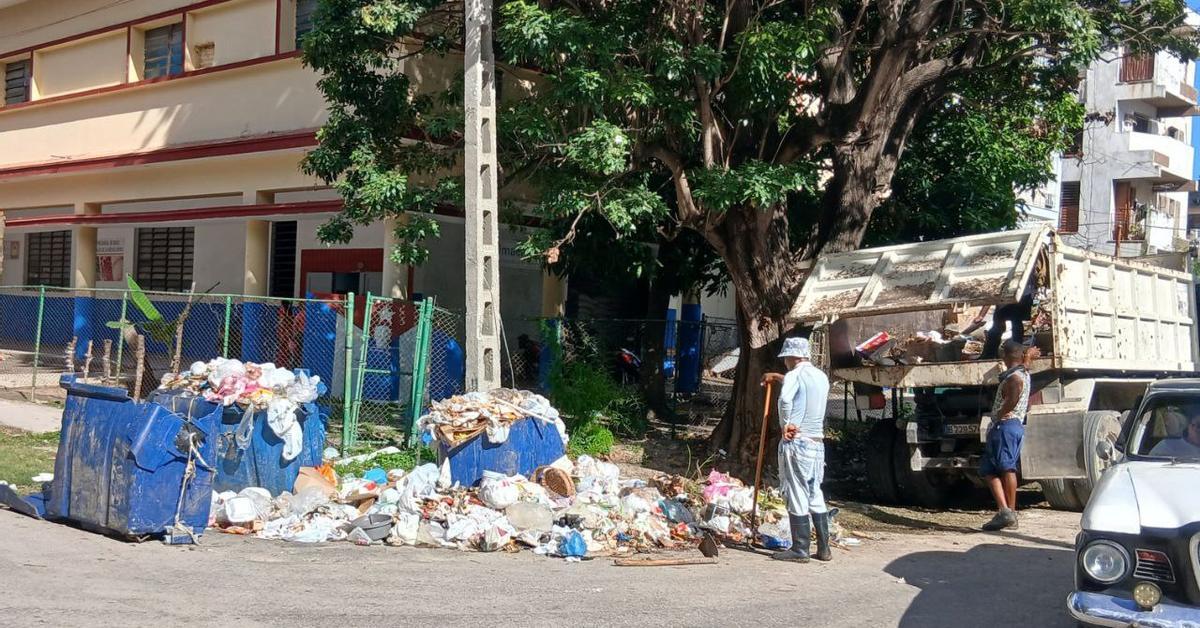 Foto del día: La pala contra el monstruo de la basura en La Habana