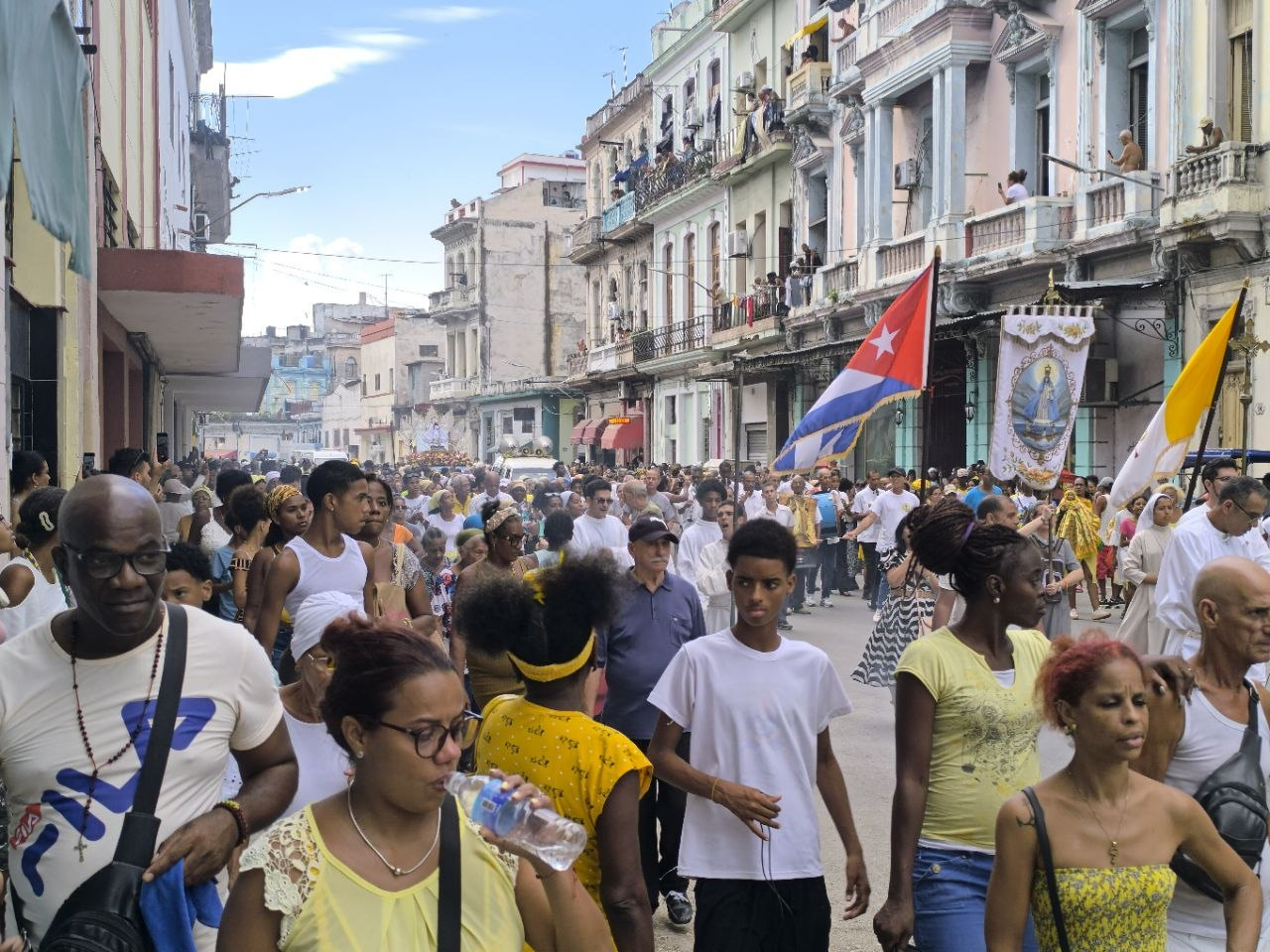 Del azul al amarillo: los cubanos ruegan a la Virgen de Regla y a la Virgen de la Caridad