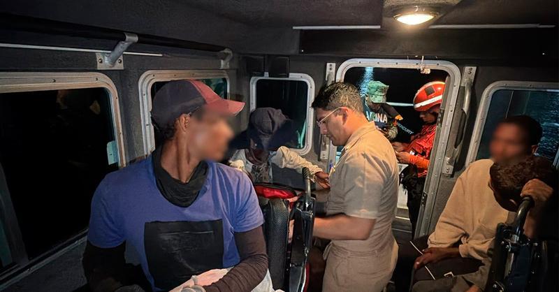 Rescatan a 10 balseros cubanos a 12 millas de Isla Mujeres