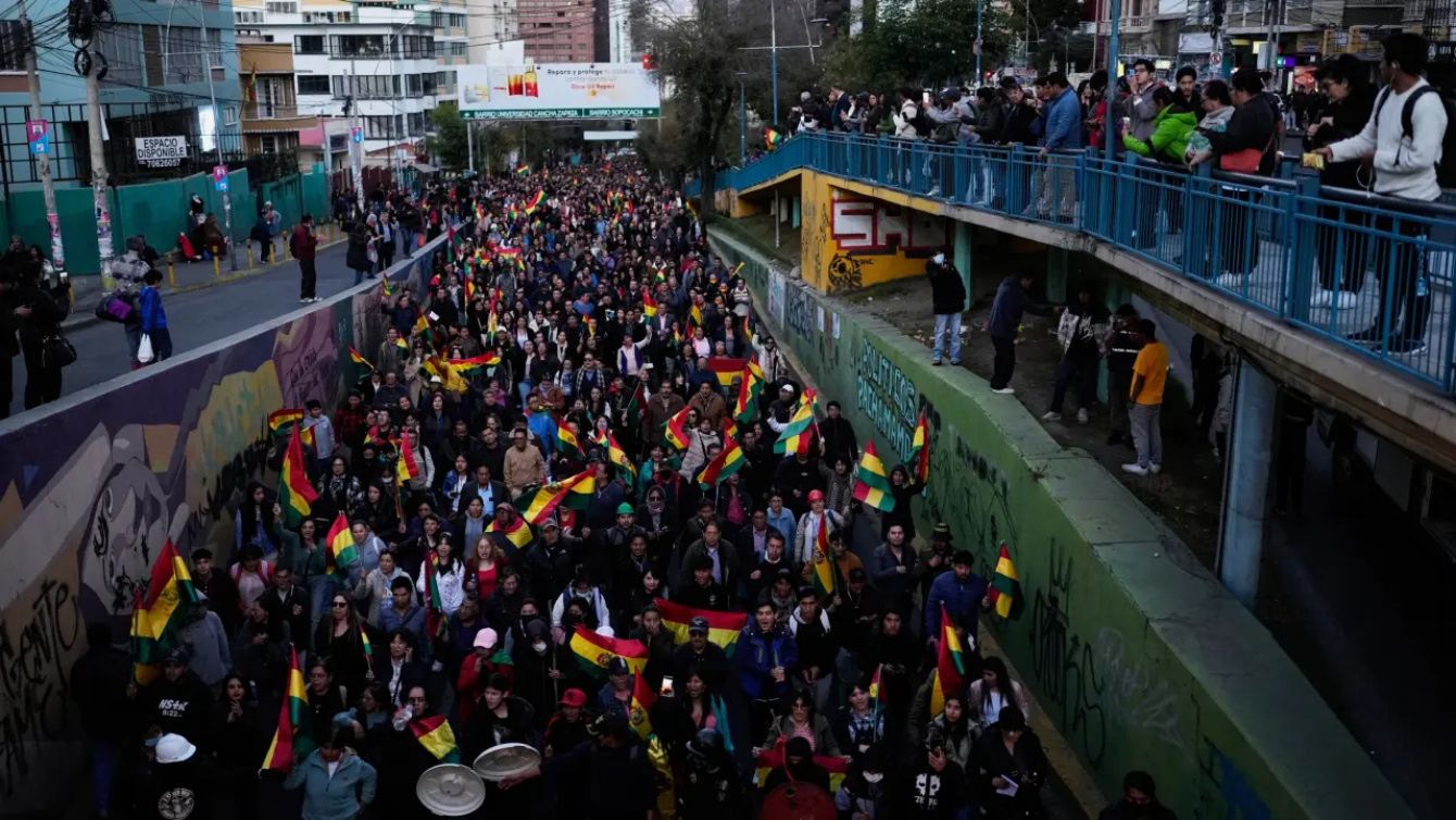 La crisis en Bolivia escala con el apoyo de EE UU, tensión con Colombia y fuertes protestas