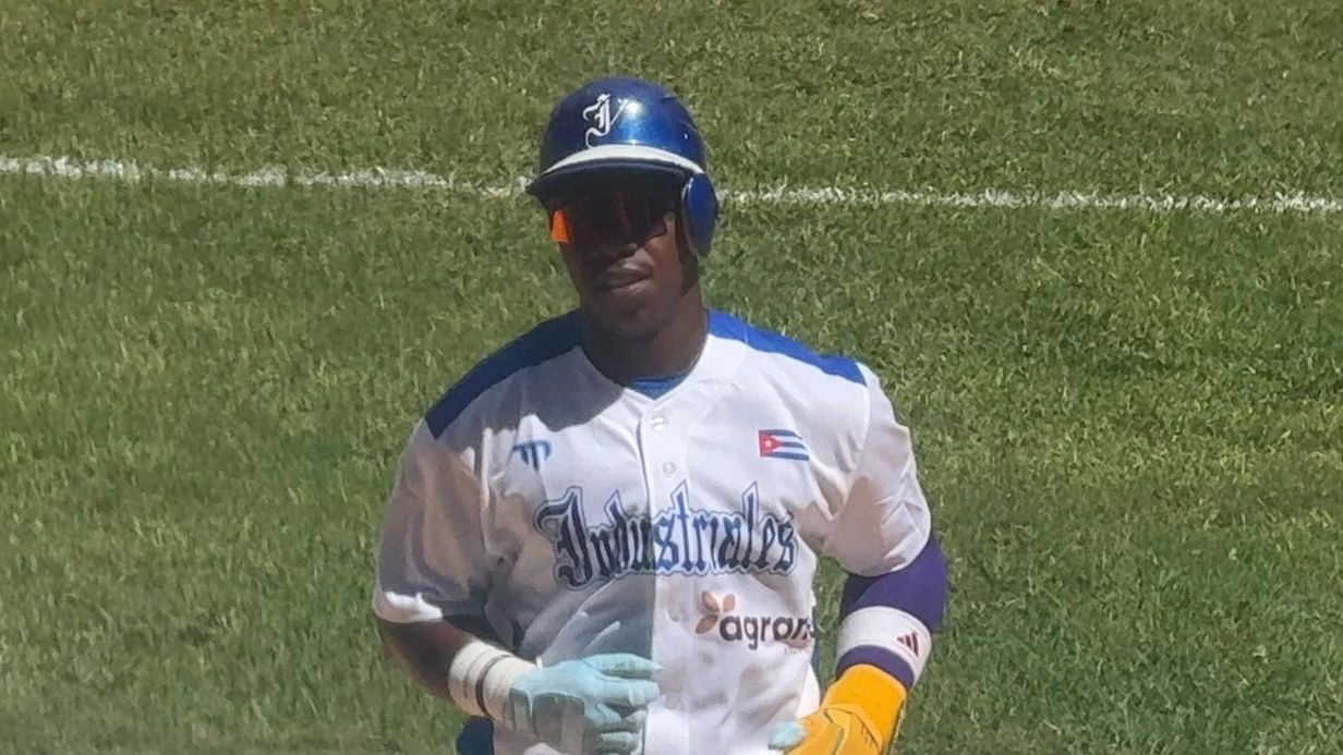 Industriales estrena sus uniformes patrocinados por la mipyme A Granel