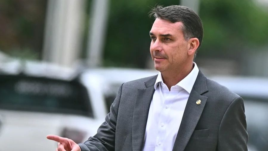 El partido de Bolsonaro proclama a su hijo Flávio como candidato presidencial