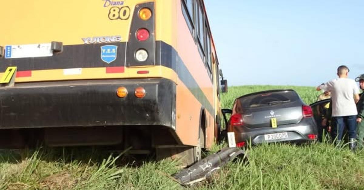 Accidentes: Dos muertos en un choque entre un auto y un ómnibus escolar