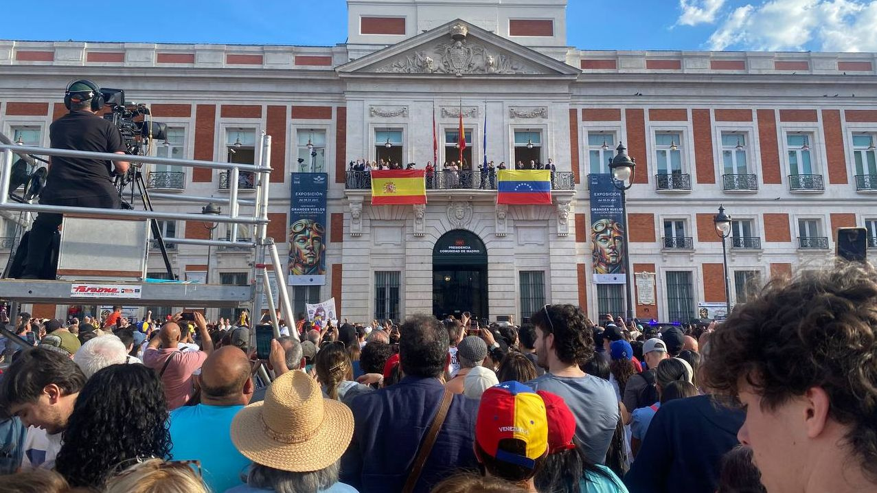 La Puerta del Sol se llena de banderas venezolanas para recibir a María Corina Machado en Madrid