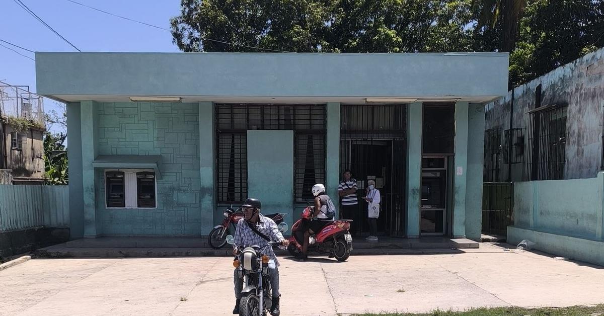 A bank is raised in Havana a few hours before the delivery of pensions