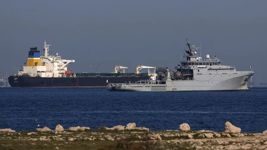 EE UU extiende un mes el permiso para comerciar petróleo ruso, pero excluye a Cuba