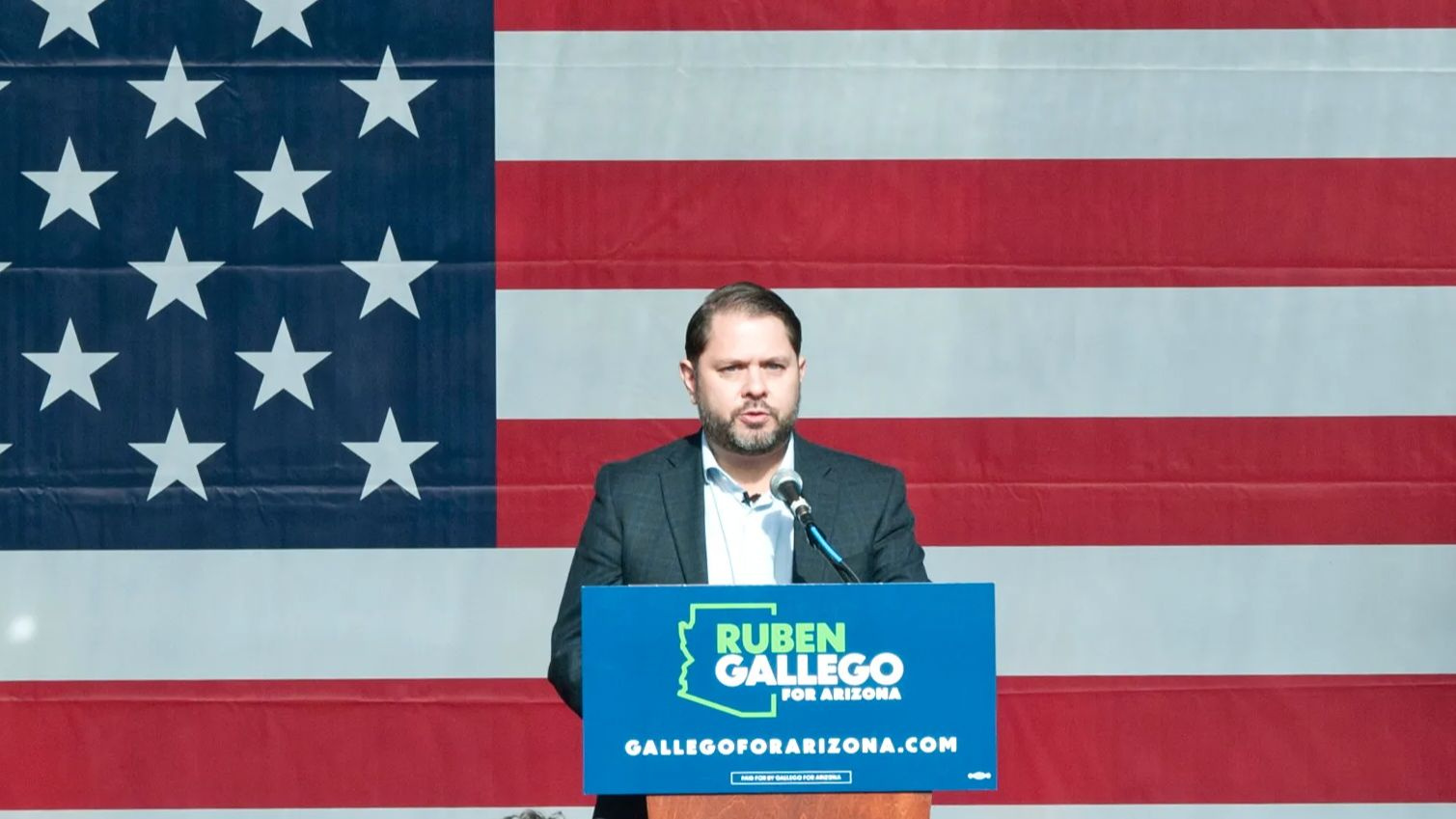 El senador demócrata Rubén Gallego, sobre Cuba: "EEUU intentará cambiar el Gobierno de una u otra manera"
